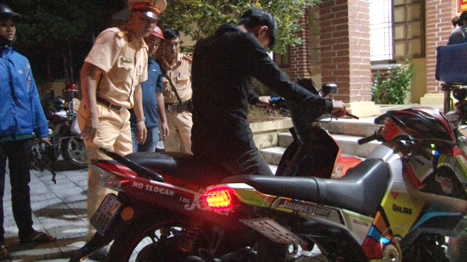 Hàng loạt “quái xế” xăm trổ lái xe “độ” náo loạn đường phố Huế - 2 Hàng loạt “quái xế” xăm trổ lái xe “độ” náo loạn đường phố Huế - 2