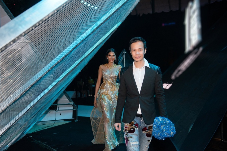 Hoàng Thuỳ mở màn đẳng cấp, Hoa hậu Lương Thuỳ Linh làm vedette tại Tuần lễ Thời trang - 7