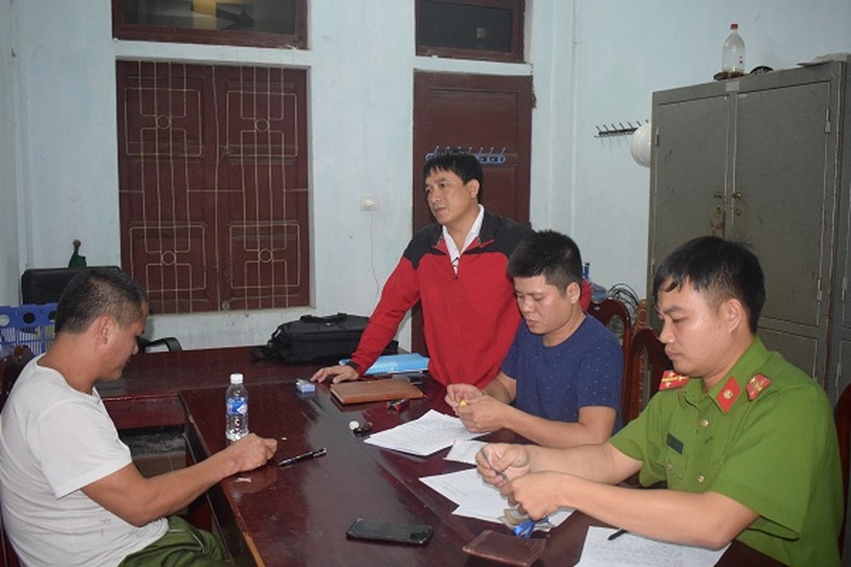Bắt nghi can dùng dao đâm vợ tử vong rồi trốn trên núi - 1 Bắt nghi can dùng dao đâm vợ tử vong rồi trốn trên núi - 1
