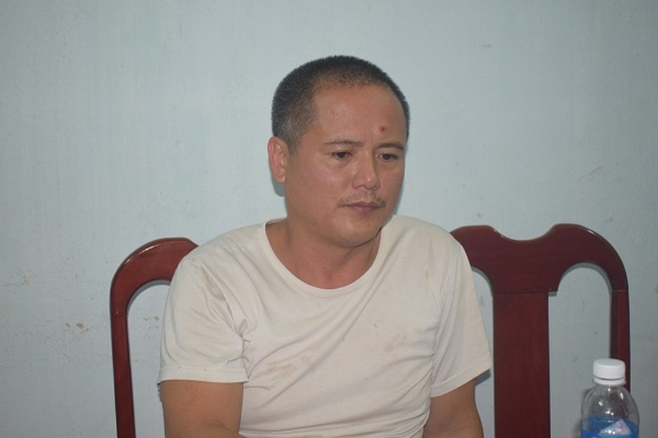 Bắt nghi can dùng dao đâm vợ tử vong rồi trốn trên núi - 2 Bắt nghi can dùng dao đâm vợ tử vong rồi trốn trên núi - 2