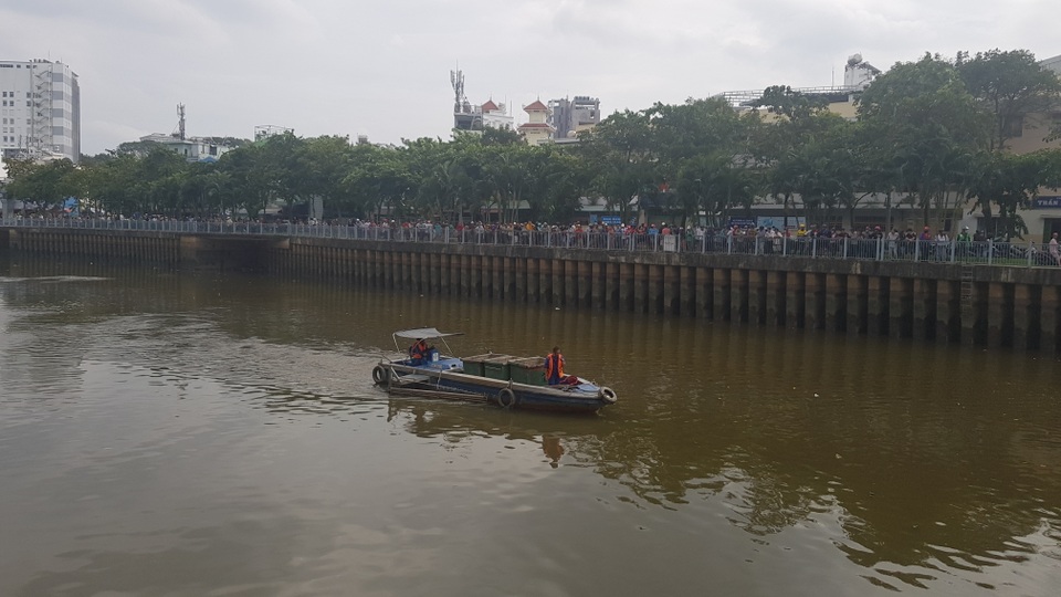 Hàng trăm người xem vớt thi thể một phụ nữ trên kênh Nhiêu Lộc- Thị Nghè - 1 Hàng trăm người xem vớt thi thể một phụ nữ trên kênh Nhiêu Lộc- Thị Nghè - 1