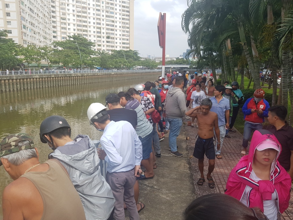 Hàng trăm người xem vớt thi thể một phụ nữ trên kênh Nhiêu Lộc- Thị Nghè - 2 Hàng trăm người xem vớt thi thể một phụ nữ trên kênh Nhiêu Lộc- Thị Nghè - 2