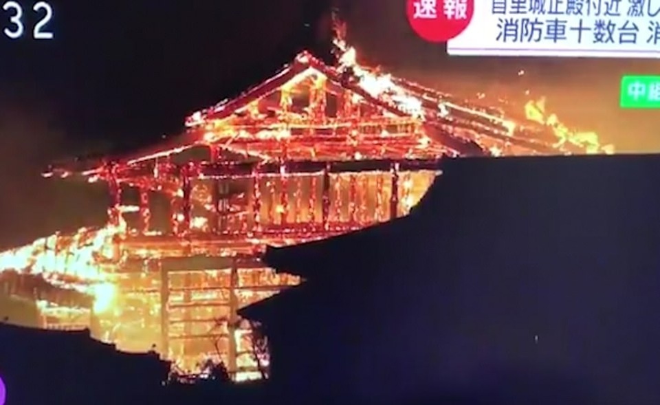 Hỏa hoạn kinh hoàng nhấn chìm lâu đài di sản 600 tuổi ở Nhật Bản - 3 Hỏa hoạn kinh hoàng nhấn chìm lâu đài di sản 600 tuổi ở Nhật Bản - 3