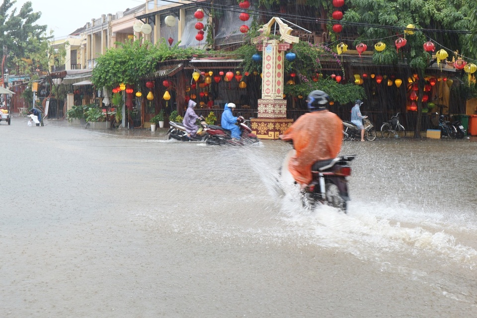 Phố cổ Hội An khốn đốn vì mưa lớn Phố cổ Hội An khốn đốn vì mưa lớn