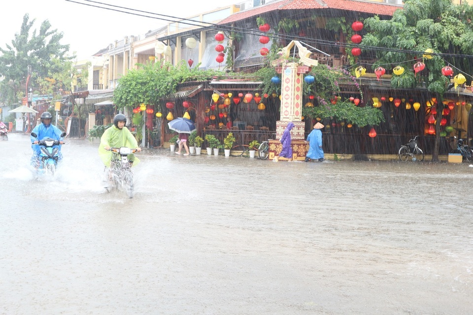 Phố cổ Hội An khốn đốn vì mưa lớn Phố cổ Hội An khốn đốn vì mưa lớn