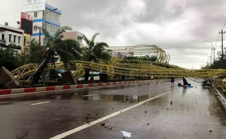 3 tàu hàng cùng 21 thuyền viên đang mắc cạn sau bão số 5 - 4 3 tàu hàng cùng 21 thuyền viên đang mắc cạn sau bão số 5 - 4
