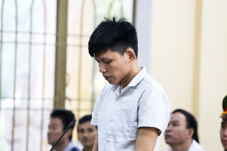 Bị cáo Hồ Văn Tâm tại tòa ngày 31/10 Mâu thuẫn trong tiệc cưới, đâm 2 người thương vong