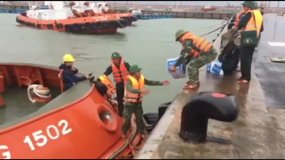 Tàu hơn 6.000 tấn chìm, 12 người lênh đênh trên biển Hà Tĩnh - 2 Tàu hơn 6.000 tấn chìm, 12 người lênh đênh trên biển Hà Tĩnh - 2