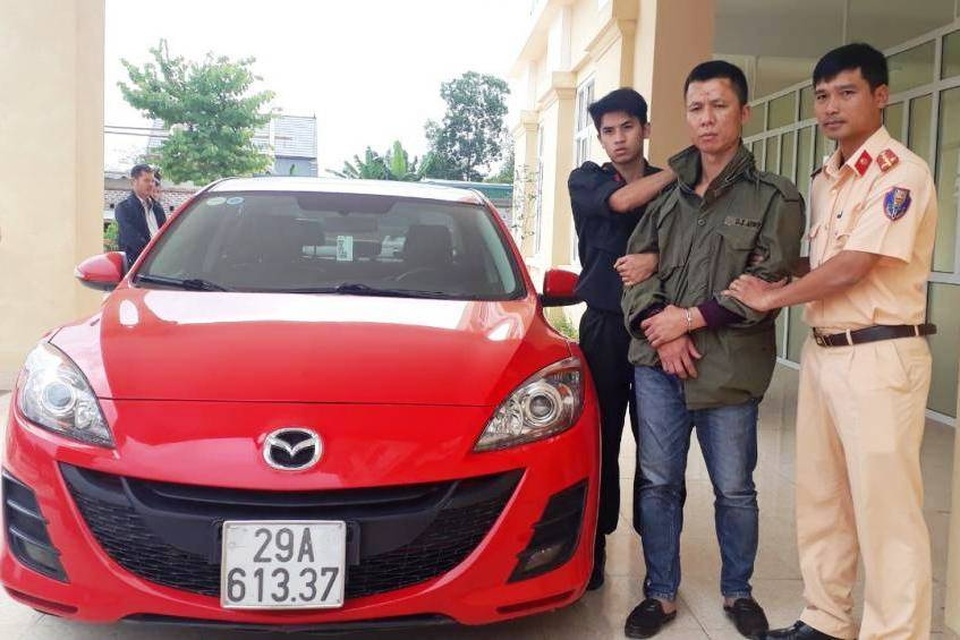 CSGT kiểm tra xe chạy quá tốc độ, phát hiện lượng lớn ma túy - 1 CSGT kiểm tra xe chạy quá tốc độ, phát hiện lượng lớn ma túy - 1