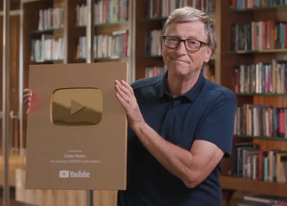 Bill Gates khoe video mở hộp “nút vàng” Youtube - 1 Bill Gates khoe video mở hộp “nút vàng” Youtube - 1