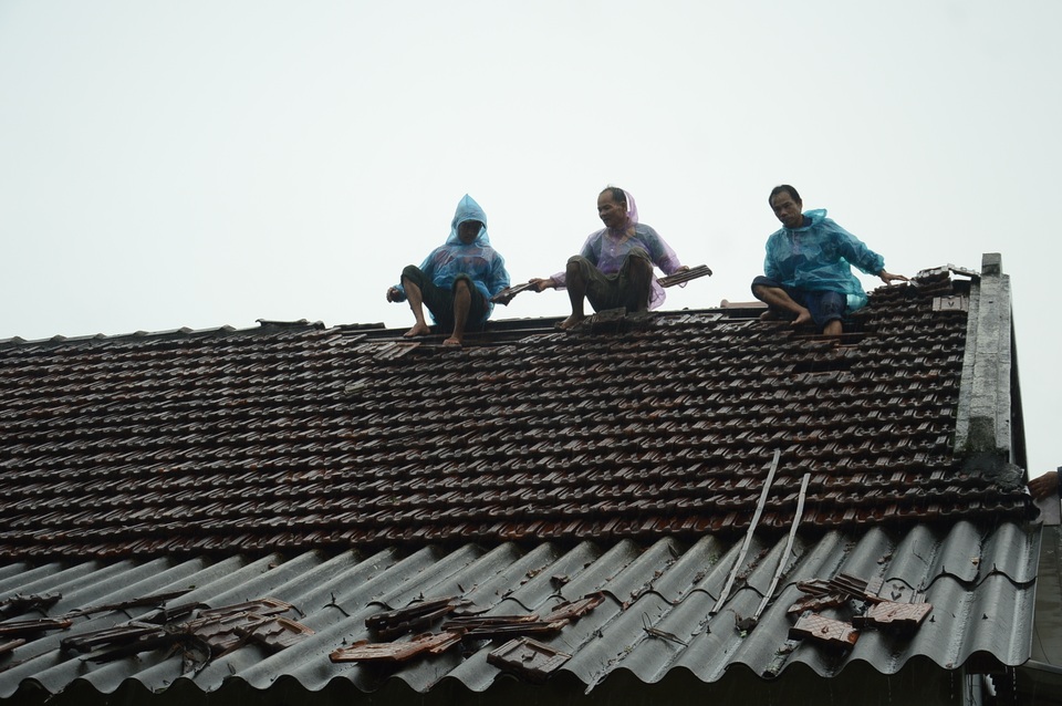 Người dân đội mưa vá mái nhà sau bão - 6 Người dân đội mưa vá mái nhà sau bão - 6