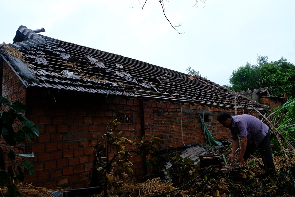 Người dân đội mưa vá mái nhà sau bão - 2 Người dân đội mưa vá mái nhà sau bão - 2