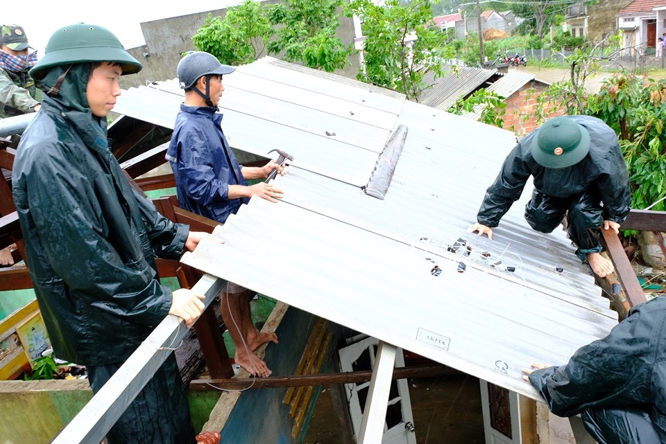 Người dân đội mưa vá mái nhà sau bão - 4 Người dân đội mưa vá mái nhà sau bão - 4