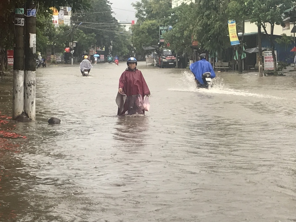 Mưa to lũ lớn lên nhanh, nhiều nơi khốn đốn vì ngập sâu - 1 Mưa to lũ lớn lên nhanh, nhiều nơi khốn đốn vì ngập sâu - 1
