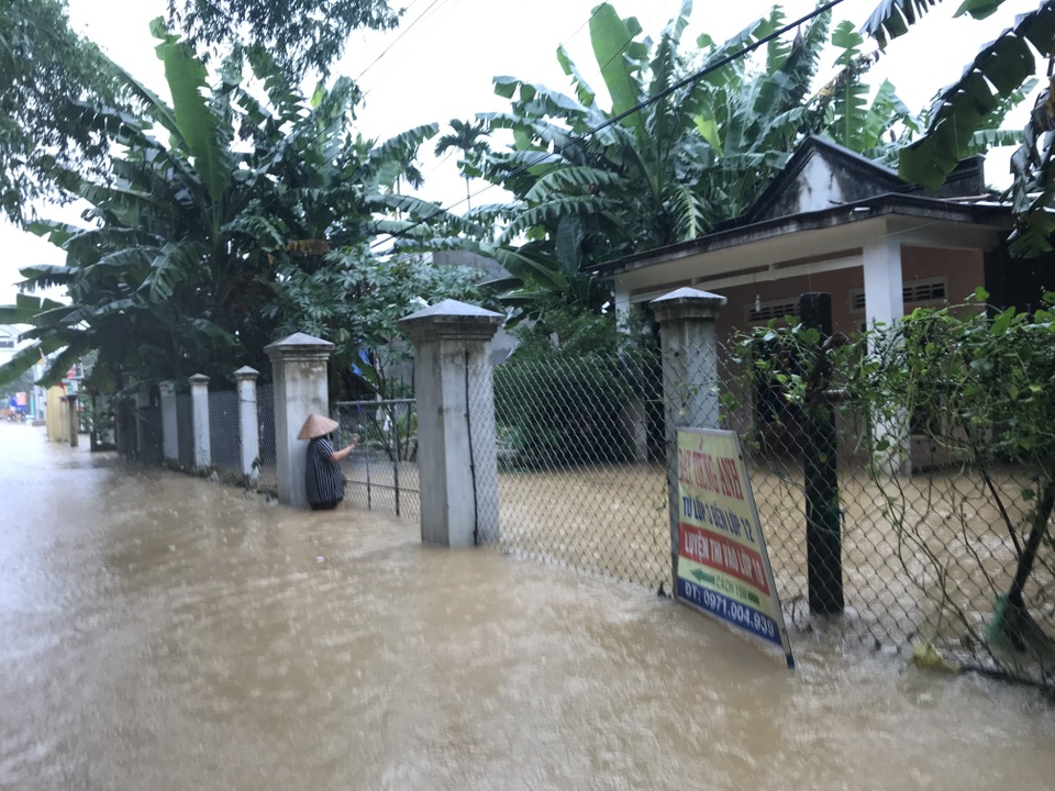 Mưa to lũ lớn lên nhanh, nhiều nơi khốn đốn vì ngập sâu - 2 Mưa to lũ lớn lên nhanh, nhiều nơi khốn đốn vì ngập sâu - 2