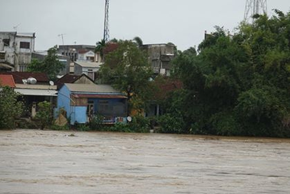 Mưa to lũ lớn lên nhanh, nhiều nơi khốn đốn vì ngập sâu - 3 Mưa to lũ lớn lên nhanh, nhiều nơi khốn đốn vì ngập sâu - 3
