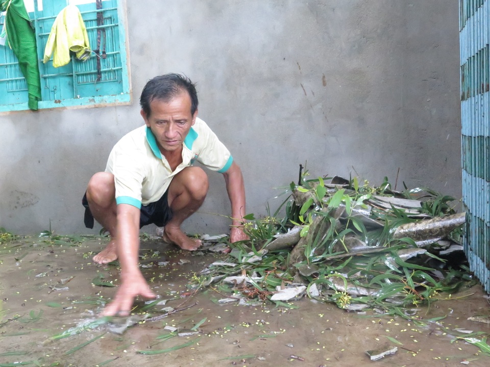 Người dân đội mưa vá mái nhà sau bão - 3 Người dân đội mưa vá mái nhà sau bão - 3