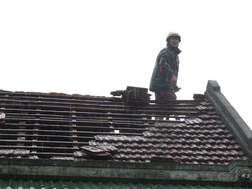 Người dân đội mưa vá mái nhà sau bão - 5 Người dân đội mưa vá mái nhà sau bão - 5