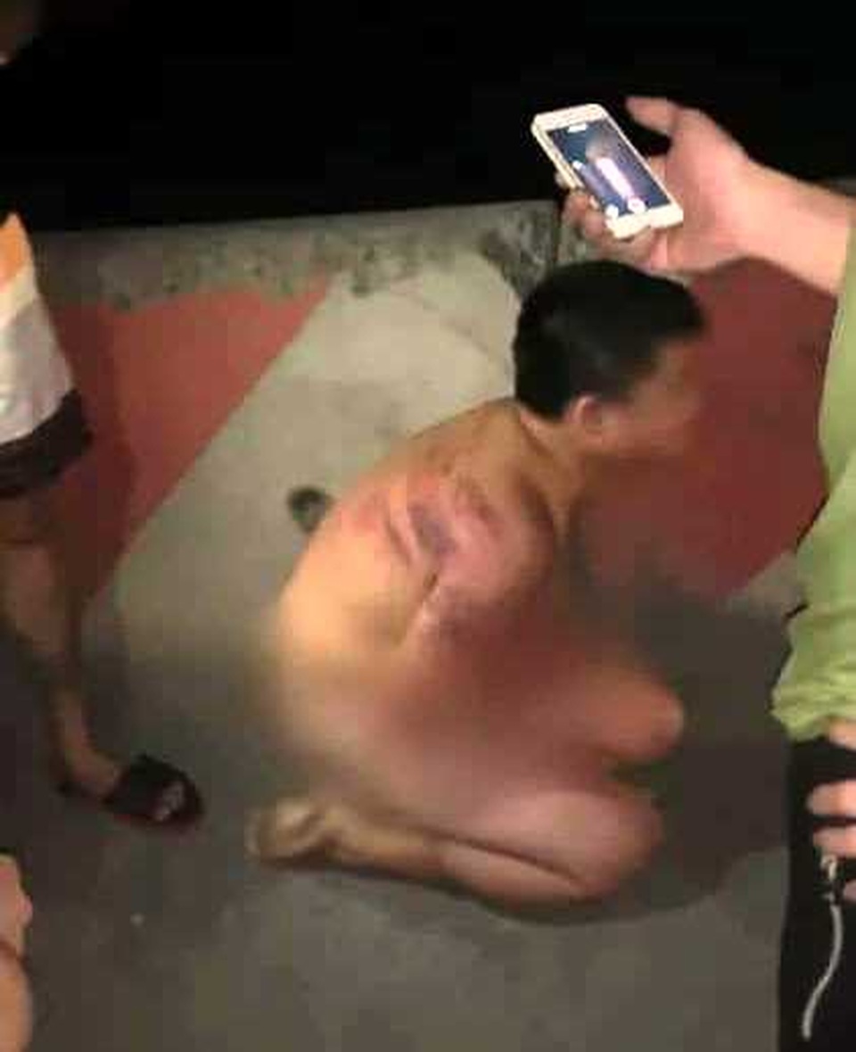 Mẹ đánh con tím người, bắt cởi quần áo quỳ ngoài đường vì… nói dối! - 1 Mẹ đánh con tím người, bắt cởi quần áo quỳ ngoài đường vì… nói dối! - 1