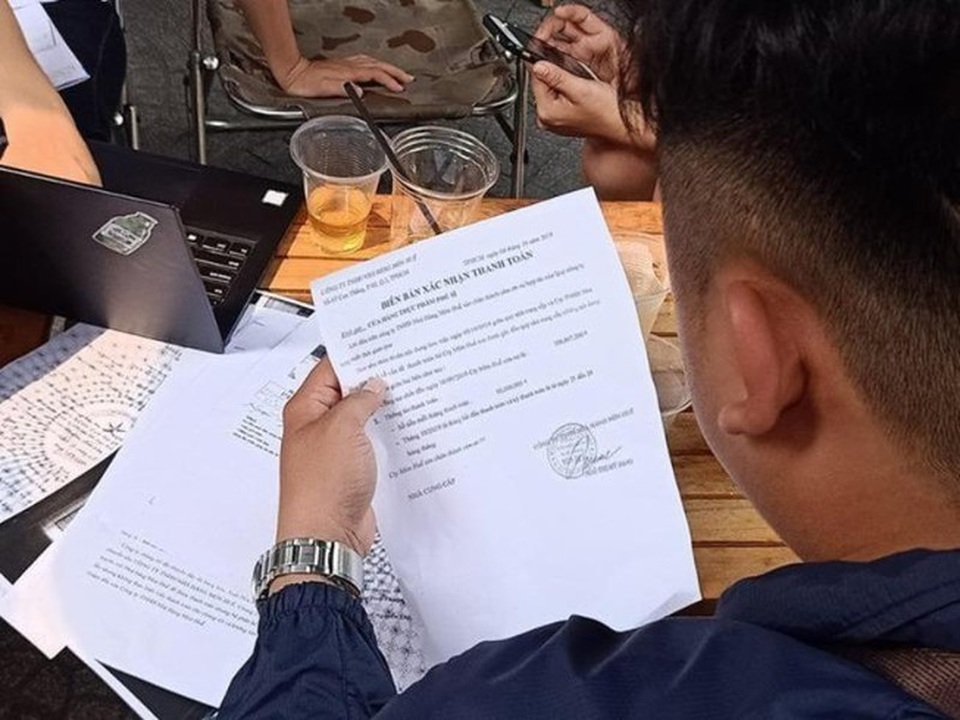 Người bán thịt heo, rau... cho Món Huế bị truy lùng nợ - 1 Người bán thịt heo, rau... cho Món Huế bị truy lùng nợ - 1