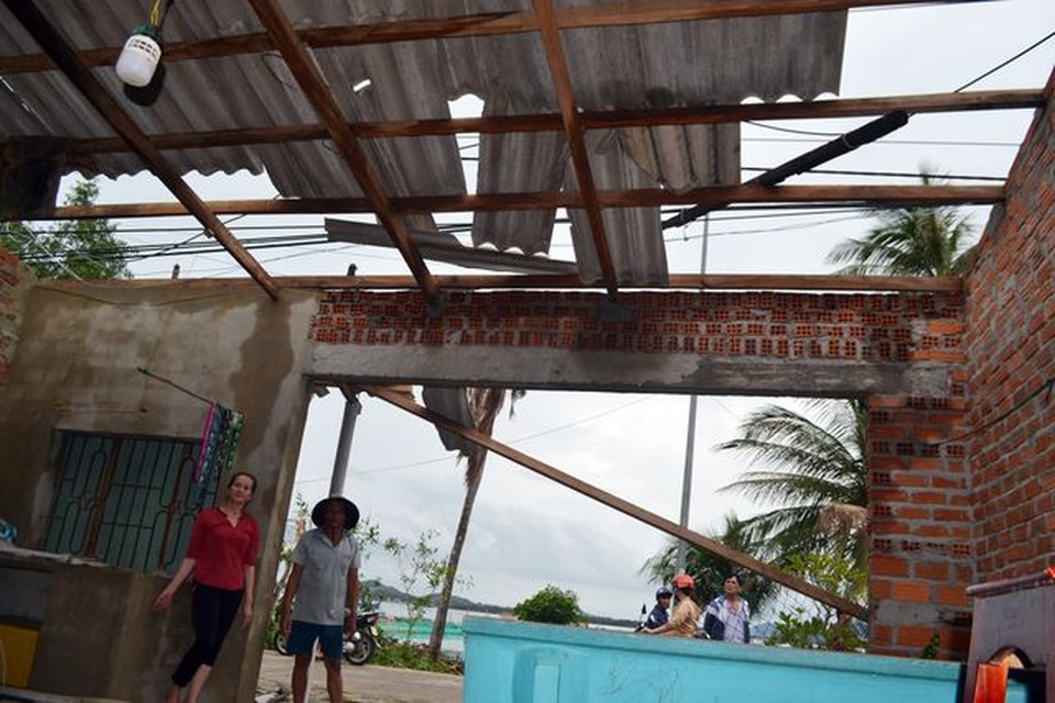 Người dân đội mưa vá mái nhà sau bão - 7 Người dân đội mưa vá mái nhà sau bão - 7