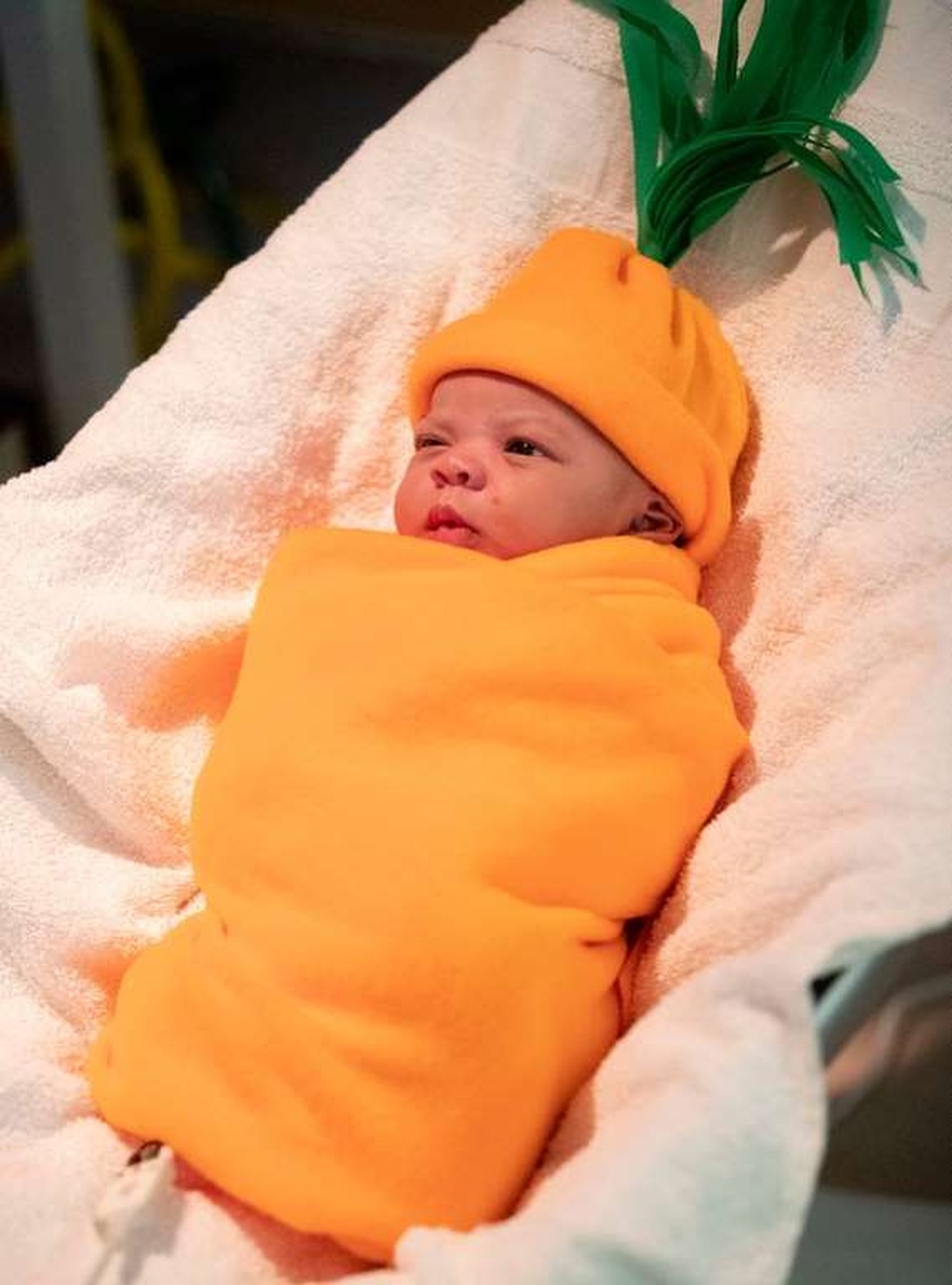 Dễ thương bé sơ sinh thiếu tháng diện đồ hóa trang đón Halloween trong bệnh viện - 4 Dễ thương bé sơ sinh thiếu tháng diện đồ hóa trang đón Halloween trong bệnh viện - 4