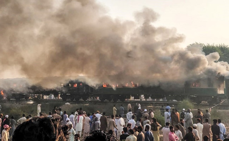 Hiện trường thảm khốc vụ nổ bình gas trên tàu Pakistan làm 74 người chết - 10 Hiện trường thảm khốc vụ nổ bình gas trên tàu Pakistan làm 74 người chết - 10