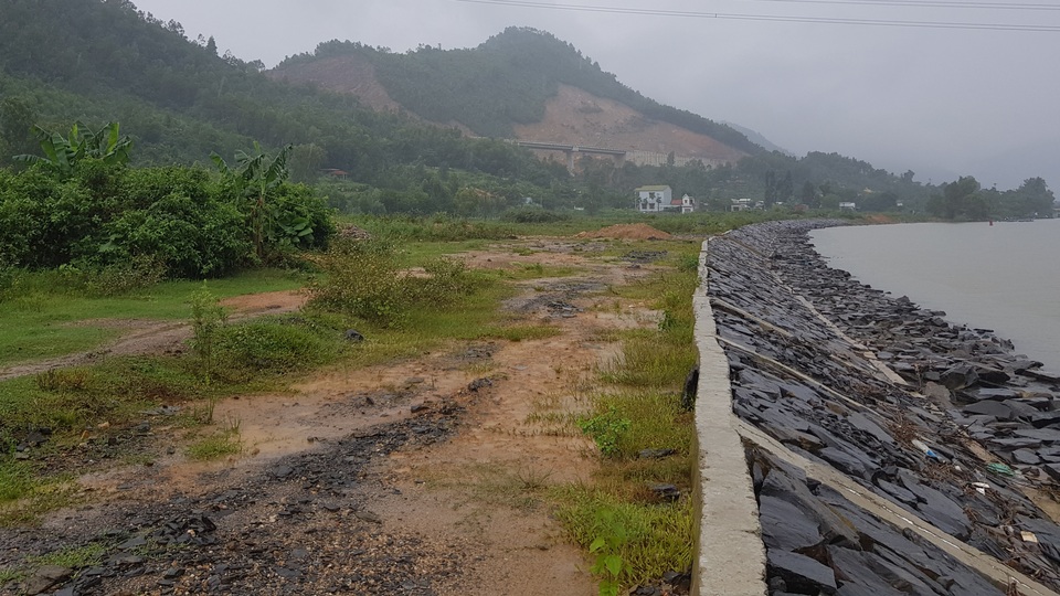Lo thắt ruột bờ kè xây chưa xong, bờ sông tiếp tục bị ngoạm tại Đà Nẵng - 4 Lo thắt ruột bờ kè xây chưa xong, bờ sông tiếp tục bị ngoạm tại Đà Nẵng - 4