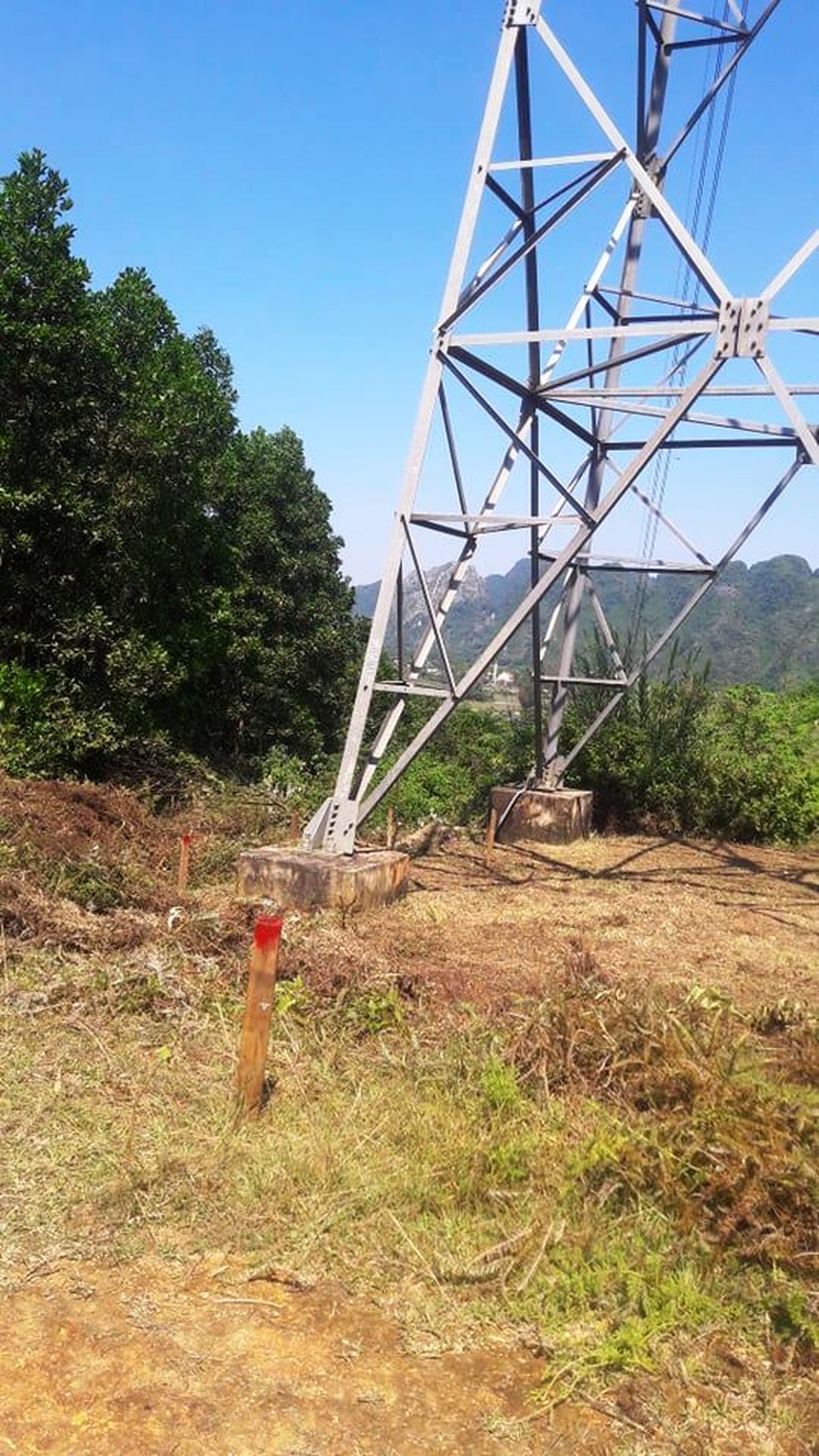 Sụt lún bất thường sát chân cột điện 500kV nghi do dư chấn địa chất - 2 Sụt lún bất thường sát chân cột điện 500kV nghi do dư chấn địa chất - 2
