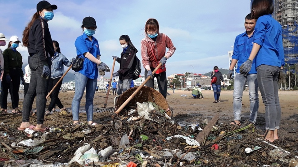 Biển Quy Nhơn ngập rác sau bão số 5, thanh niên xắn tay thu dọn  - 2
