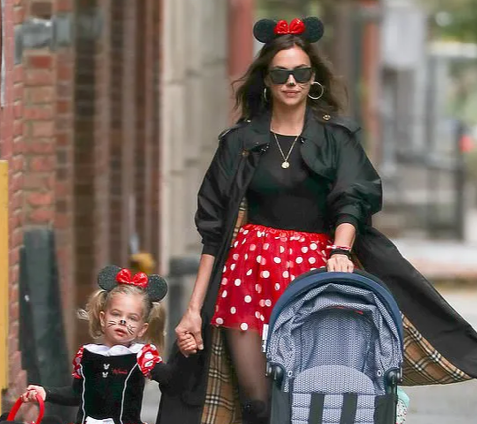 Tình cũ Ronaldo và con gái nhỏ hóa trang thành chuột Minnie - 1 Tình cũ Ronaldo và con gái nhỏ hóa trang thành chuột Minnie - 1