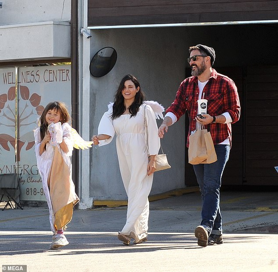 Tình cũ Ronaldo và con gái nhỏ hóa trang thành chuột Minnie - 8 Tình cũ Ronaldo và con gái nhỏ hóa trang thành chuột Minnie - 8