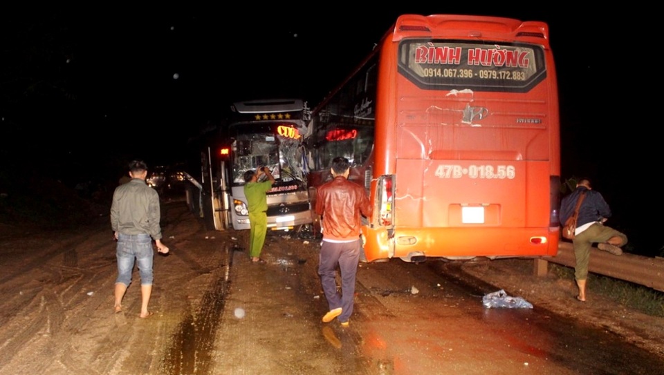 Tai nạn liên hoàn giữa 3 ô tô khách trên đường Hồ Chí Minh