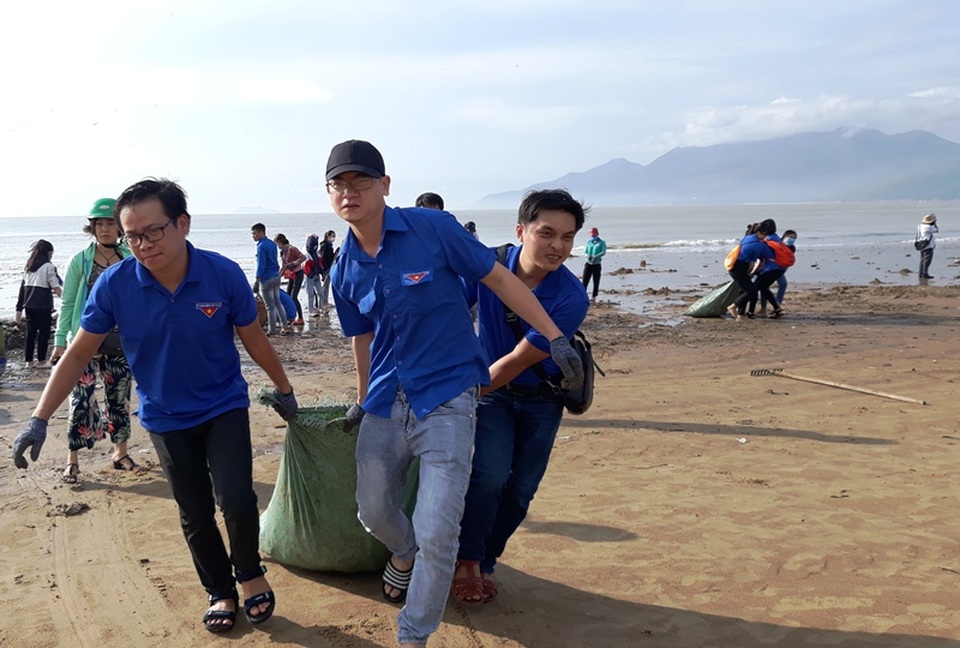 Biển Quy Nhơn ngập rác sau bão số 5, thanh niên xắn tay thu dọn  - 5