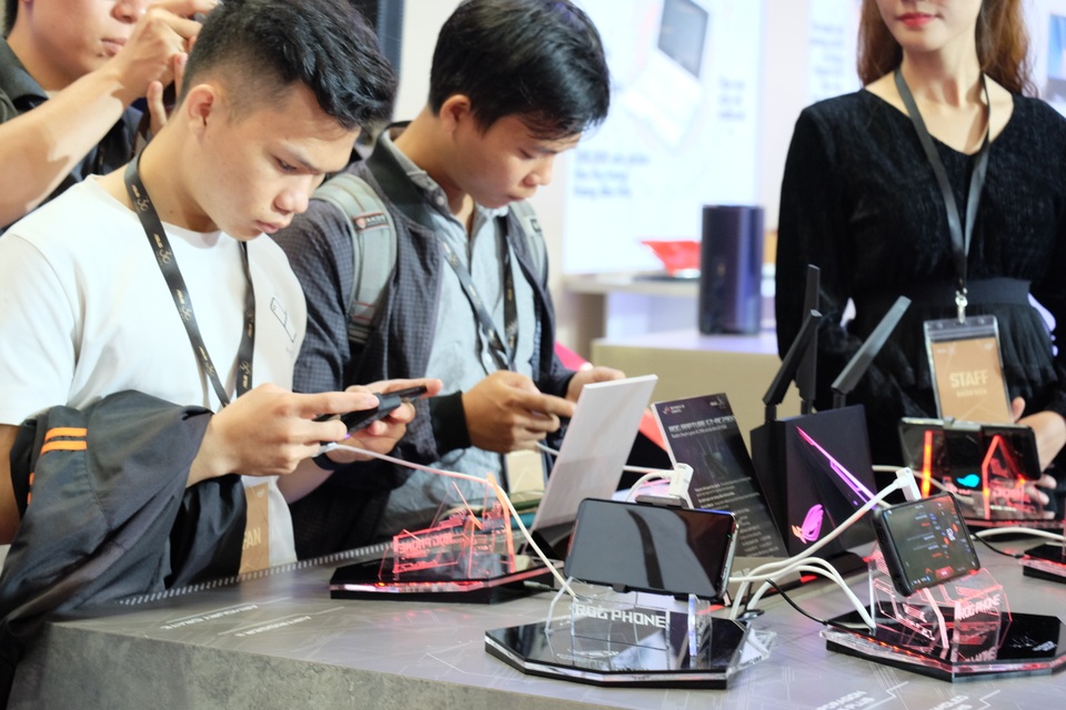 Laptop 2 màn hình, gaming phone, và loạt đồ chơi công nghệ tại Asus Expo 2019 - 8 Laptop 2 màn hình, gaming phone, và loạt đồ chơi công nghệ tại Asus Expo 2019 - 8