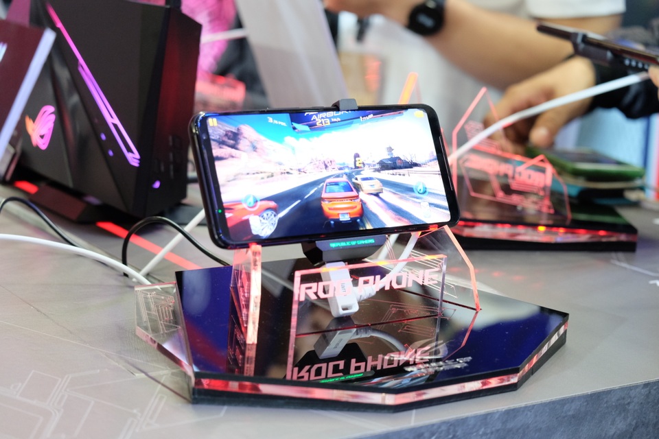 Laptop 2 màn hình, gaming phone, và loạt đồ chơi công nghệ tại Asus Expo 2019 - 9 Laptop 2 màn hình, gaming phone, và loạt đồ chơi công nghệ tại Asus Expo 2019 - 9