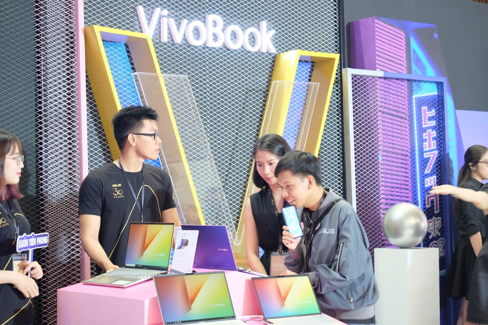 Laptop 2 màn hình, gaming phone, và loạt đồ chơi công nghệ tại Asus Expo 2019 - 6 Laptop 2 màn hình, gaming phone, và loạt đồ chơi công nghệ tại Asus Expo 2019 - 6