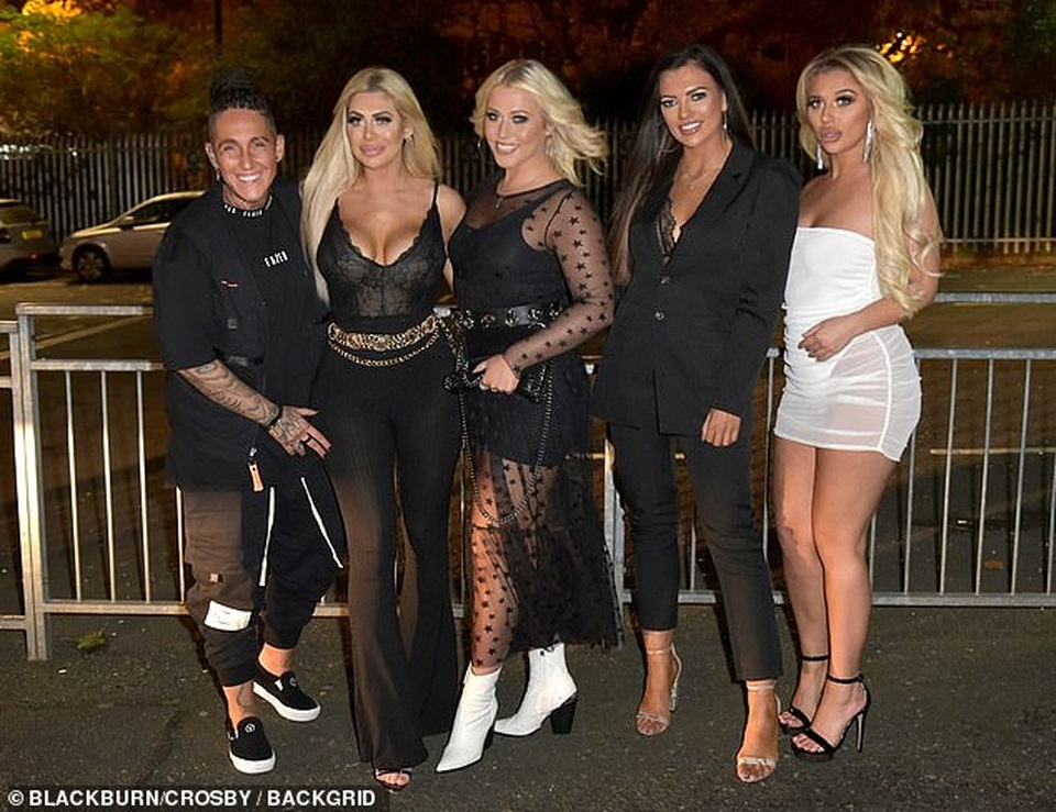 Chloe Ferry diện áo ren hở bạo đi chơi tối - 8 Chloe Ferry diện áo ren hở bạo đi chơi tối - 8