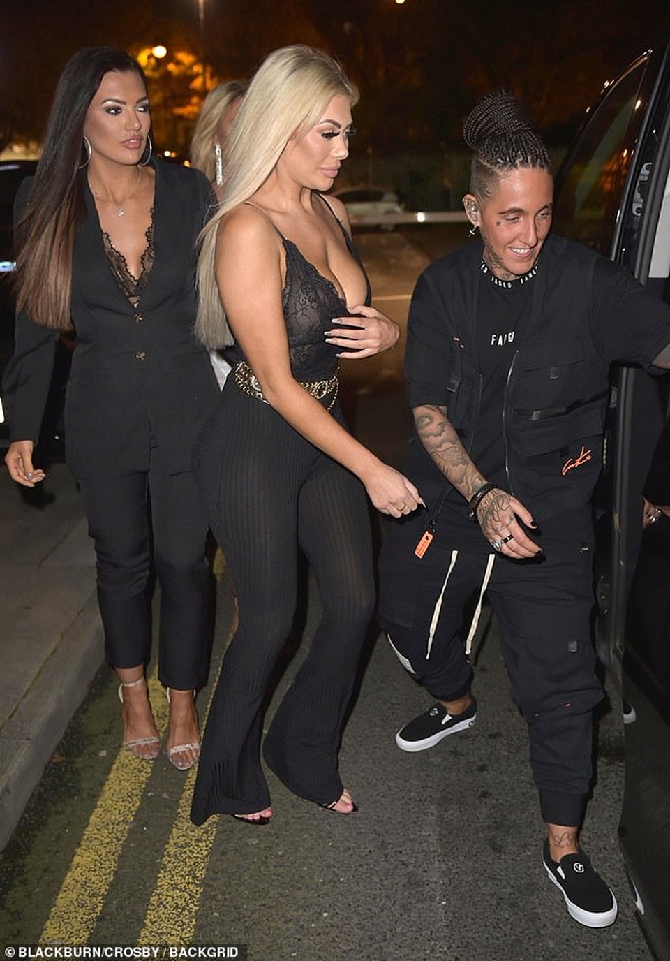 Chloe Ferry diện áo ren hở bạo đi chơi tối - 7 Chloe Ferry diện áo ren hở bạo đi chơi tối - 7