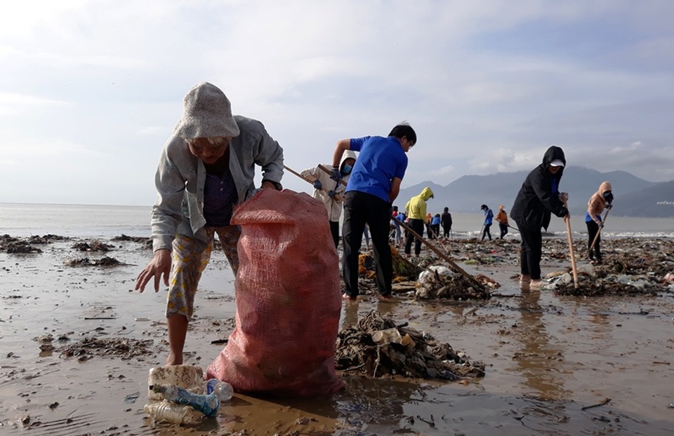 Biển Quy Nhơn ngập rác sau bão số 5, thanh niên xắn tay thu dọn  - 6