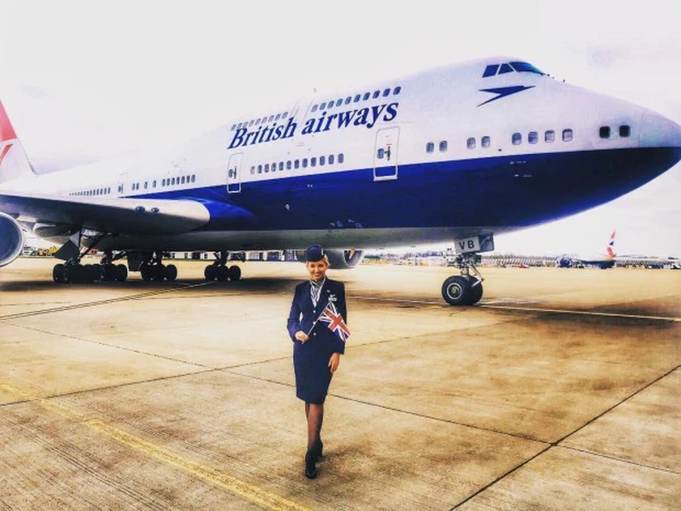 Nữ tiếp viên hàng không khoe dáng gợi cảm với bikini - 2