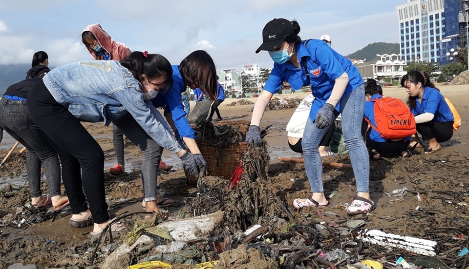 Biển Quy Nhơn ngập rác sau bão số 5, thanh niên xắn tay thu dọn  - 4