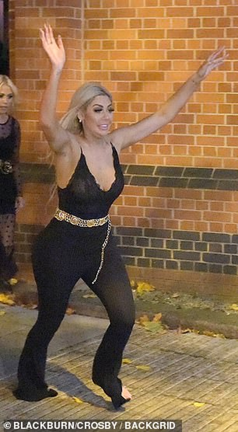 Chloe Ferry diện áo ren hở bạo đi chơi tối - 3 Chloe Ferry diện áo ren hở bạo đi chơi tối - 3