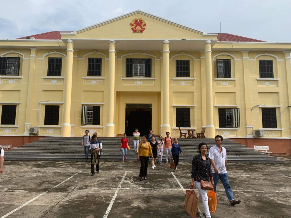 Tạm ngừng xét xử vụ kiện đòi học bổng, học phí sinh viên ĐH Tân Tạo - 1 Tạm ngừng xét xử vụ kiện đòi học bổng, học phí sinh viên ĐH Tân Tạo - 1