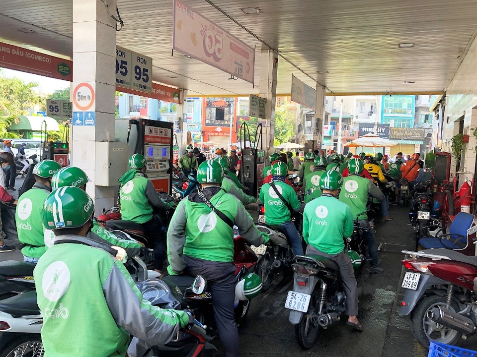 Người dân TPHCM xếp hàng rồng rắn chờ đổ xăng khuyến mãi 50% - 1 Người dân TPHCM xếp hàng rồng rắn chờ đổ xăng khuyến mãi 50% - 1