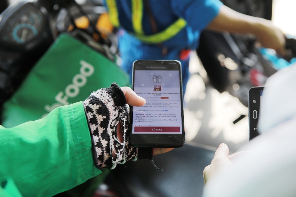 Người dân TPHCM xếp hàng rồng rắn chờ đổ xăng khuyến mãi 50% - 3 Người dân TPHCM xếp hàng rồng rắn chờ đổ xăng khuyến mãi 50% - 3