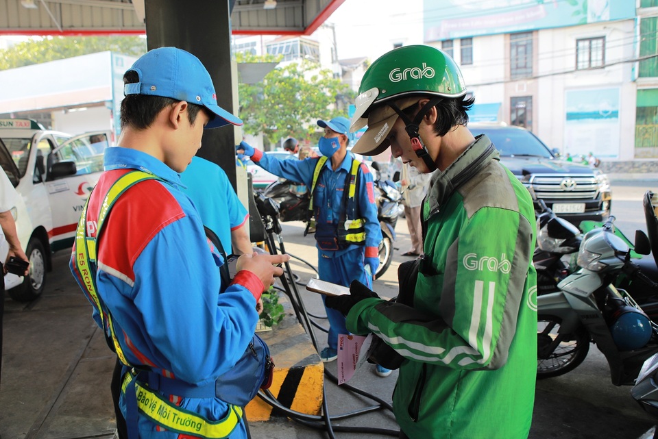 Người dân TPHCM xếp hàng rồng rắn chờ đổ xăng khuyến mãi 50% - 5 Người dân TPHCM xếp hàng rồng rắn chờ đổ xăng khuyến mãi 50% - 5