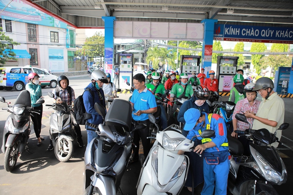 Người dân TPHCM xếp hàng rồng rắn chờ đổ xăng khuyến mãi 50% - 6 Người dân TPHCM xếp hàng rồng rắn chờ đổ xăng khuyến mãi 50% - 6