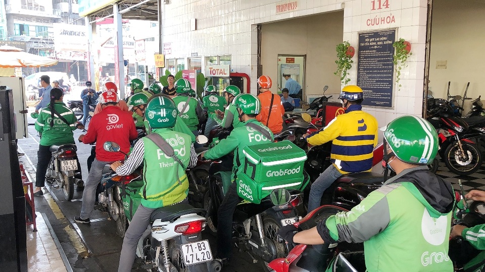 Người dân TPHCM xếp hàng rồng rắn chờ đổ xăng khuyến mãi 50% - 4 Người dân TPHCM xếp hàng rồng rắn chờ đổ xăng khuyến mãi 50% - 4