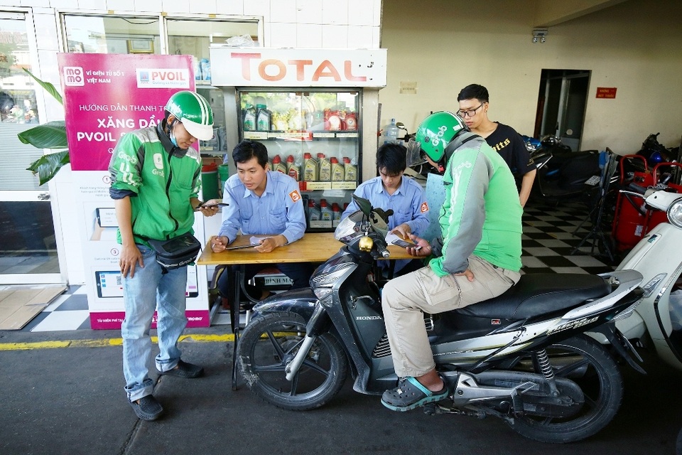 Người dân TPHCM xếp hàng rồng rắn chờ đổ xăng khuyến mãi 50% - 8 Người dân TPHCM xếp hàng rồng rắn chờ đổ xăng khuyến mãi 50% - 8